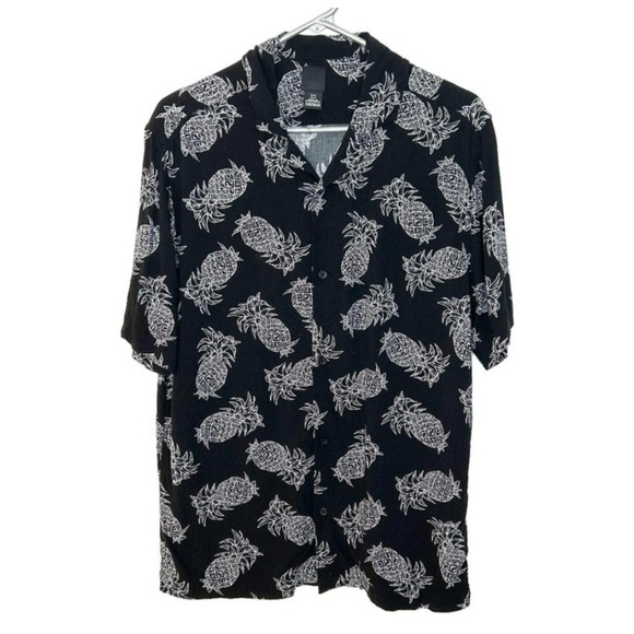 H&M Men’s Black and White Pineapple Button Up Shirt

-Large
-Regular Fit - Picture 1 of 4